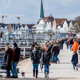 Touristen auf der Promenade von Travemünde.