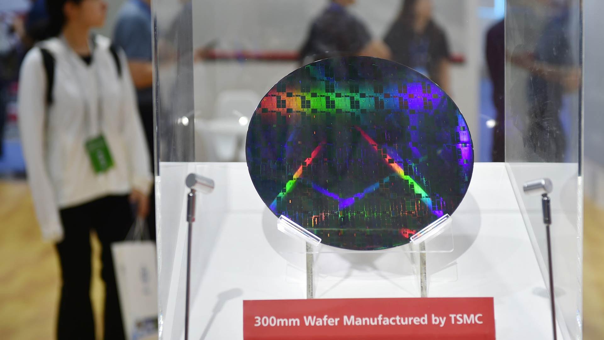 Wafer von Taiwan Semiconductor Manufacturing Company (TSMC) in einer Vitrine.