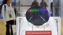 Wafer von Taiwan Semiconductor Manufacturing Company (TSMC) in einer Vitrine.