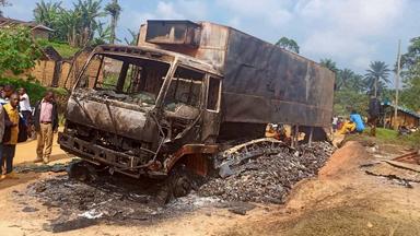 Ein verbrannter Lastwagen steht auf einer Straße in der Stadt Ntoyo im Gebiet Lubero in der Provinz Nord-Kivu im Osten der Demokratischen Republik Kongo.