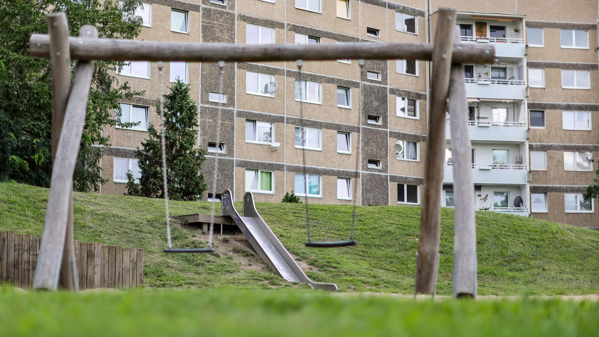 Ein leerer Spielplatz im Leipziger Stadtteil Grünau.  | picture alliance/dpa