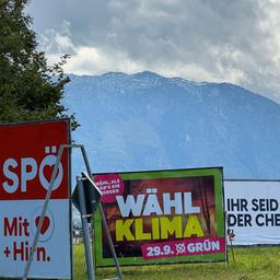 Wahlplakate vor Bergkulisse in Österreich