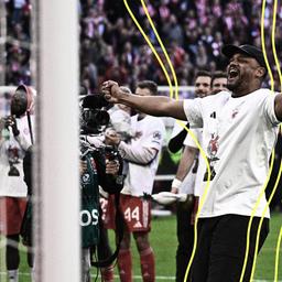 Trainer Vincent Kompany (vorn, Bayern München) und seine Spieler jubeln nach Spielende über den Gewinn der Deutschen Meisterschaft