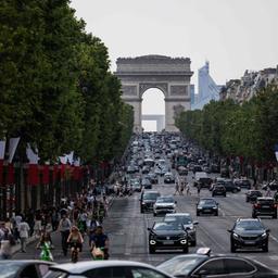 Blick auf den Verkehr auf den Champs Elys&eacute;es in Paris mit dem Triumphbogen im Hintergrund