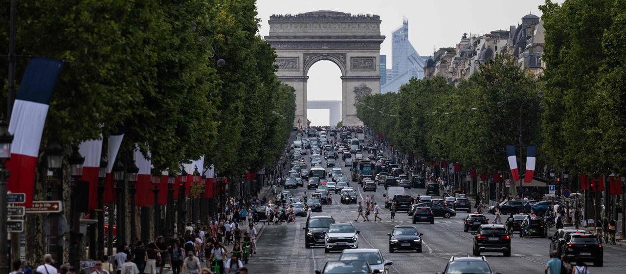Blick auf den Verkehr auf den Champs Elys&eacute;es in Paris mit dem Triumphbogen im Hintergrund