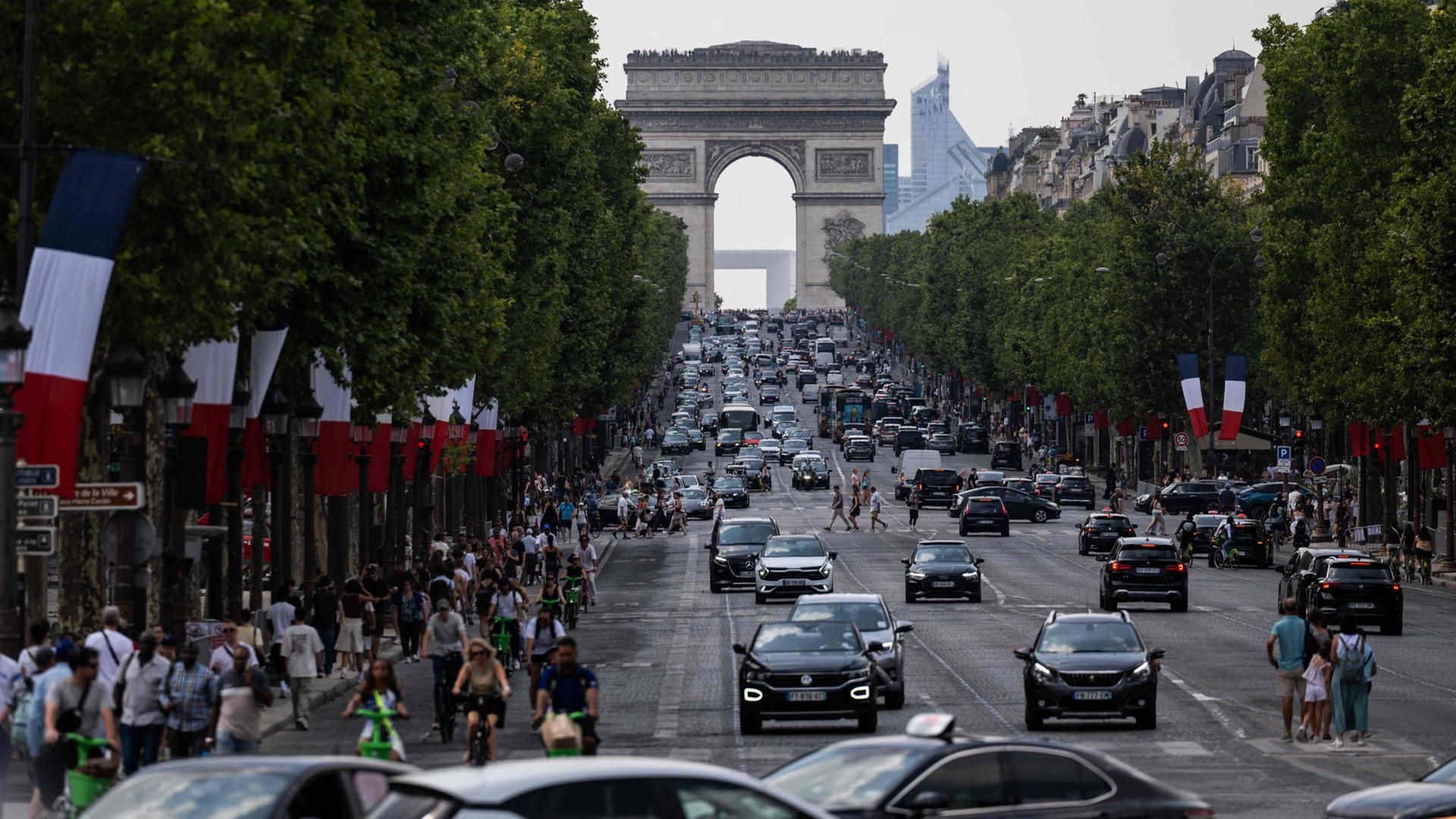 Blick auf den Verkehr auf den Champs Elys�es in Paris mit dem Triumphbogen im Hintergrund | AFP