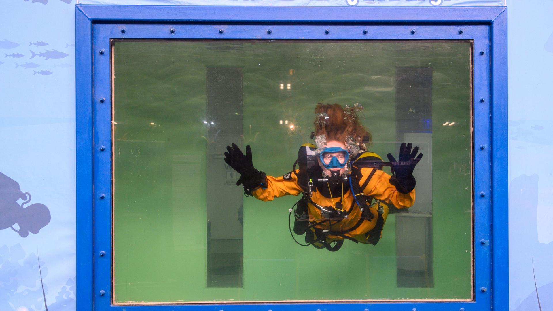 Eine Tauchlehrerin taucht auf der Messe 