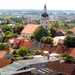 Blick vom 48 Meter hohen Wahrzeichen von Genthin, einem 70 Jahre alten Wasserturm, über die Dächer der Stadt im Jerichower Land