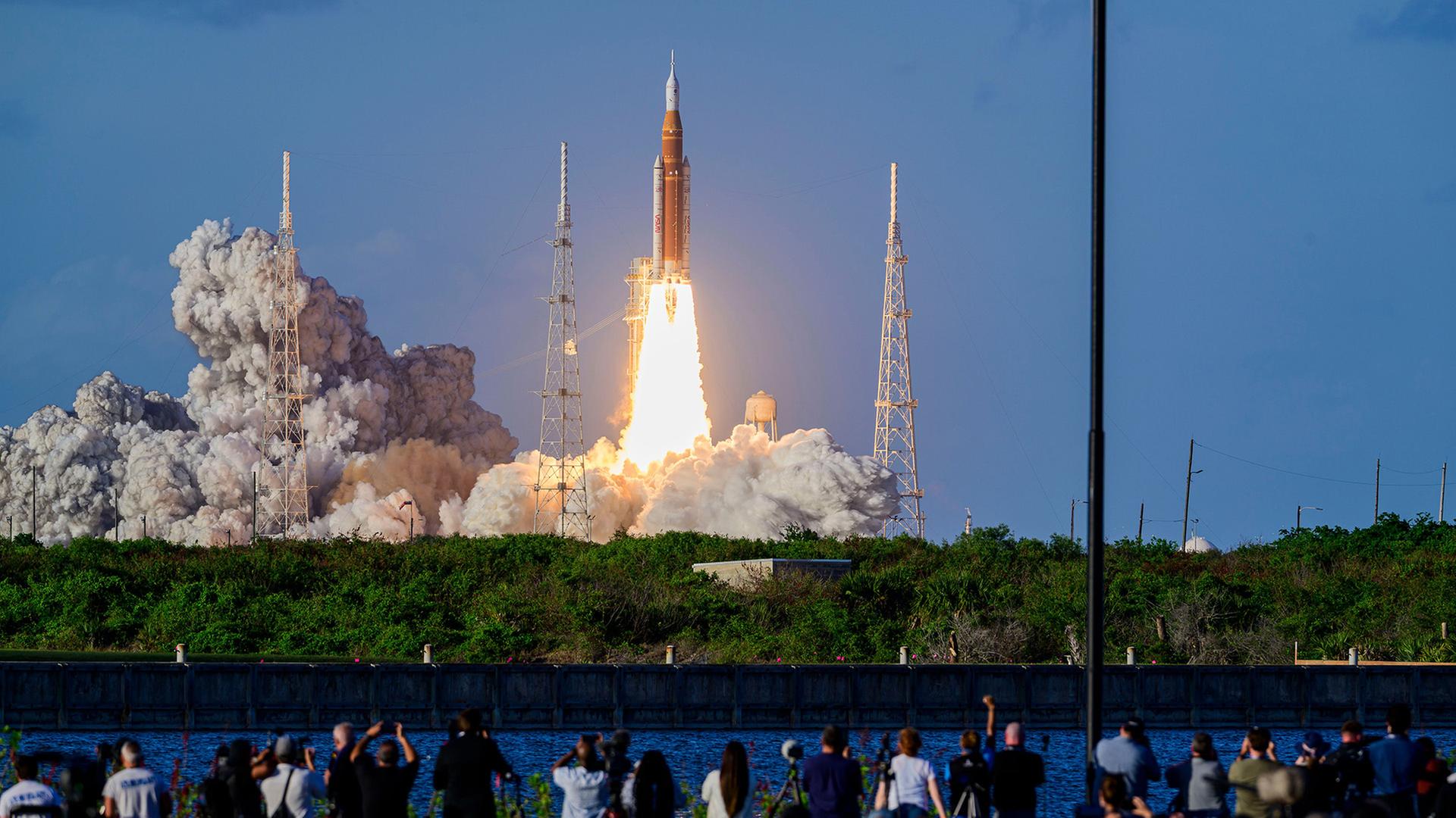 Die Mondrakete âArtemis IIâ der NASA startet vom Kennedy Space Centers in Cape Canaveral, Florida (USA). | Jennifer Briggs/ZUMA Press Wire/