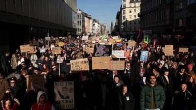 Demonstration gegen die AfD mit vielen Pappschildern