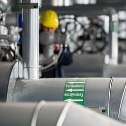 Ein Mitarbeiter eines Energiekonzerns kontrolliert die Fernwärmeverteilerstation