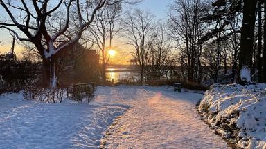Winterwetter in Hamburg mit Blick auf den Hafen.