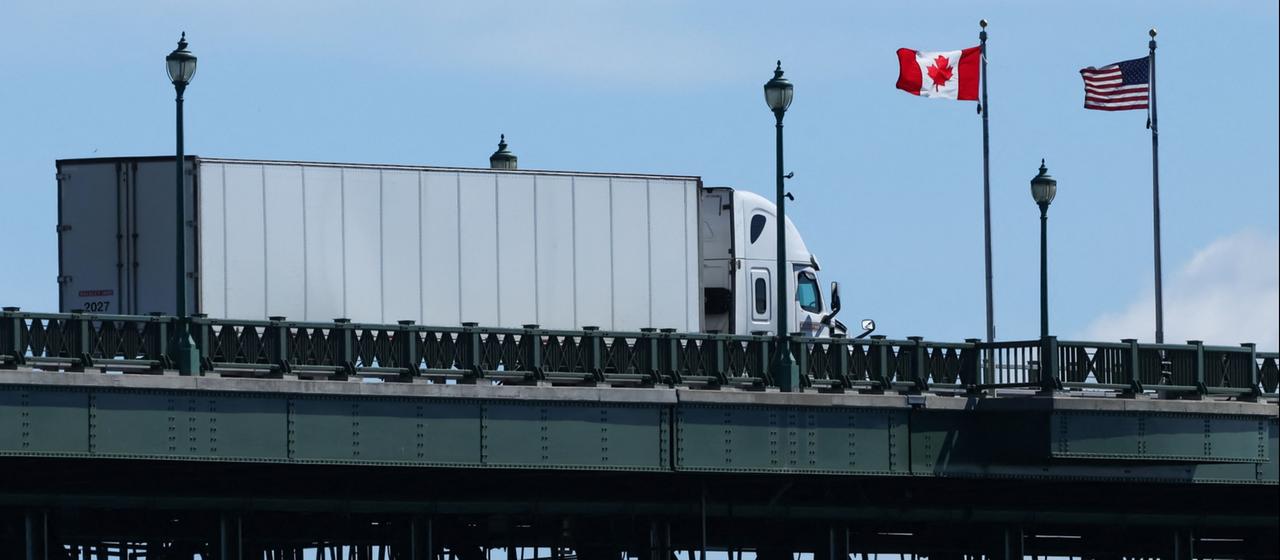 Ein Lkw überquert die Peace Bridge von Buffalo (New York) nach Kanada, in Fort Erie (Ontario).
