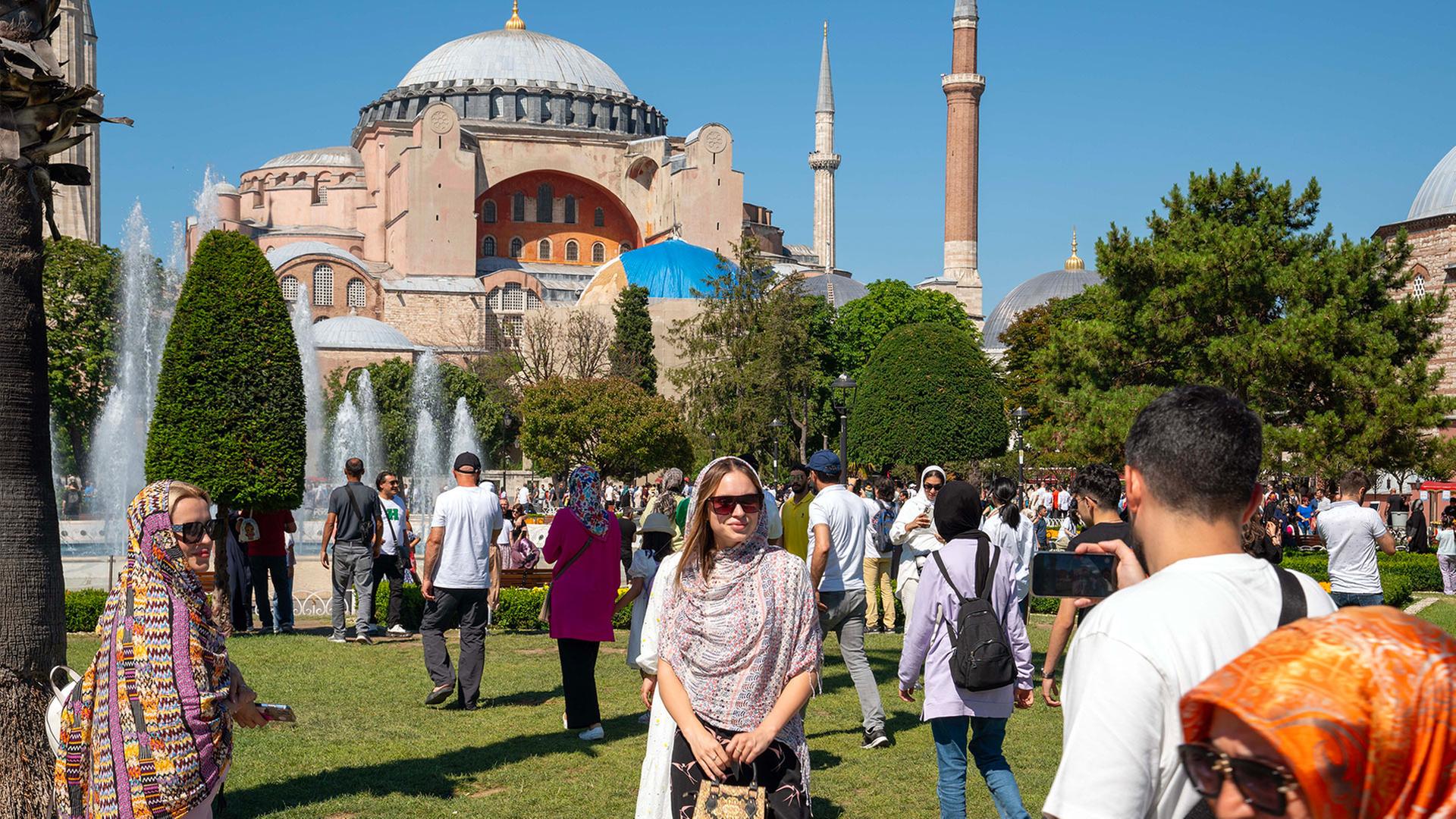 Touristen vor der Hagia Sophia in Istanbul. | picture alliance / ZUMAPRESS.com
