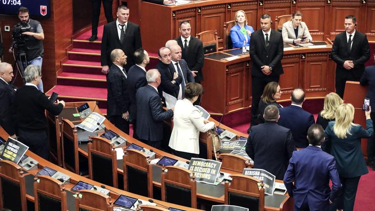 Abgeordnete im albanischen Parlament