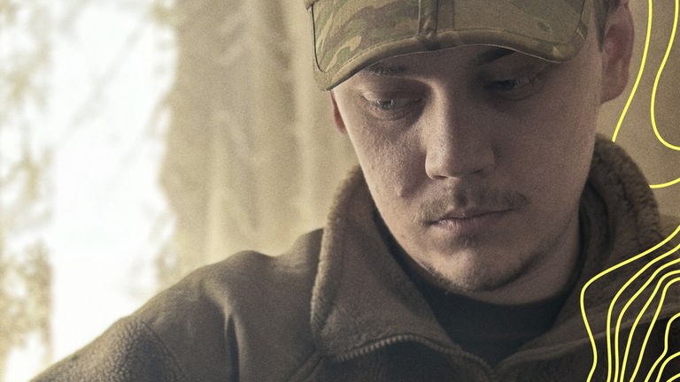 Ukrainischer Soldat Vlad sitzt an einem Tisch mit Munition.