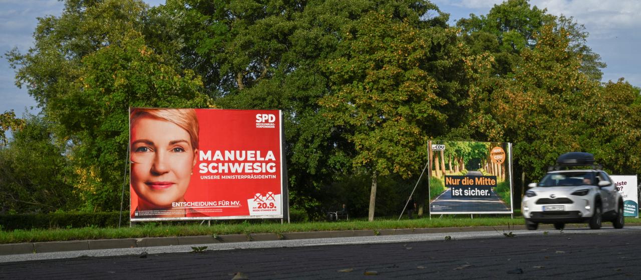 Wahlplakate sind in Schwerin zu sehen.