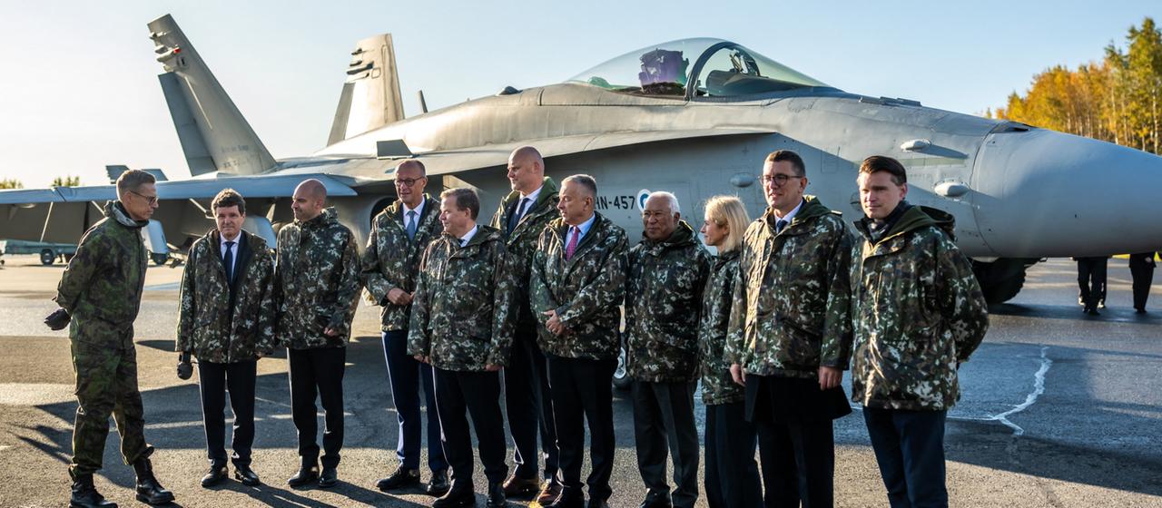 EU-Chefs vor einem F/A18 Hornet Jet auf dem Luftwaffenstützpunkt Lapland Air Wing
