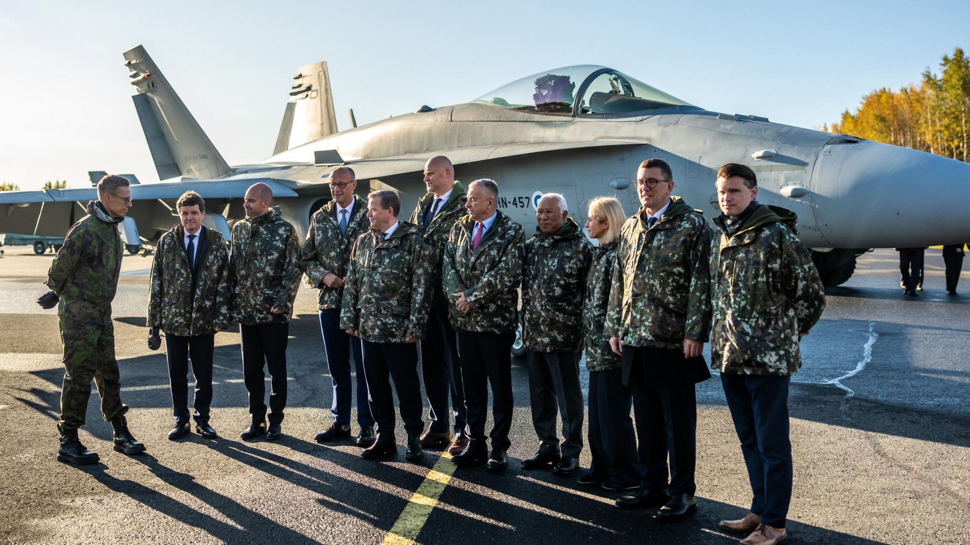 EU-Chefs vor einem F/A18 Hornet Jet auf dem Luftwaffenstützpunkt Lapland Air Wing | Michael Kappeler/dpa
