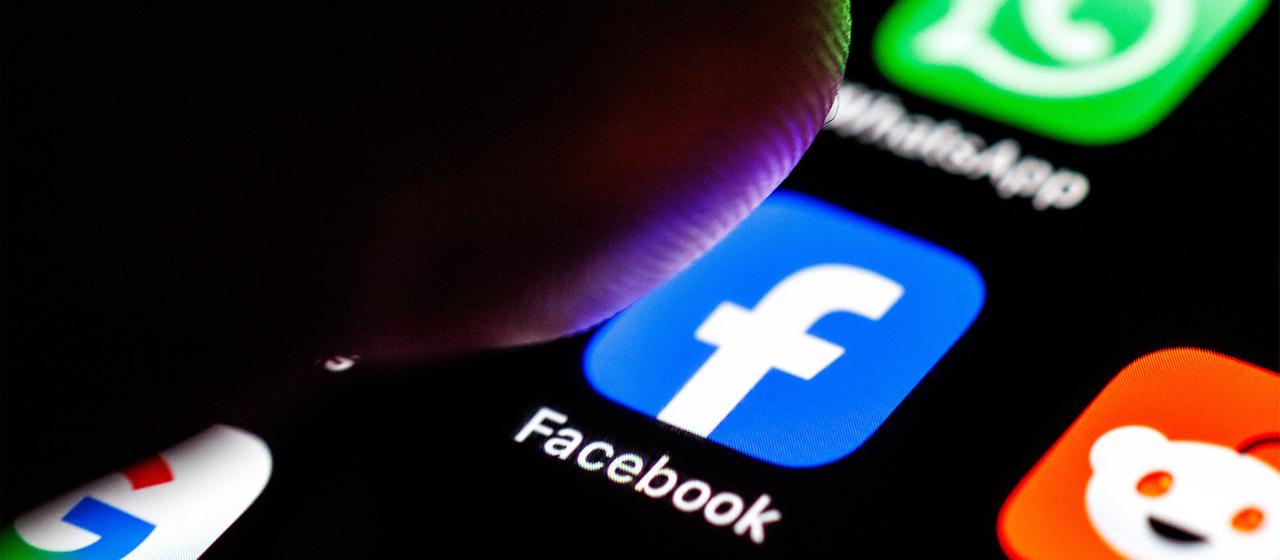 Die facebook-App ist auf dem Display eines Smartphones zu sehen.