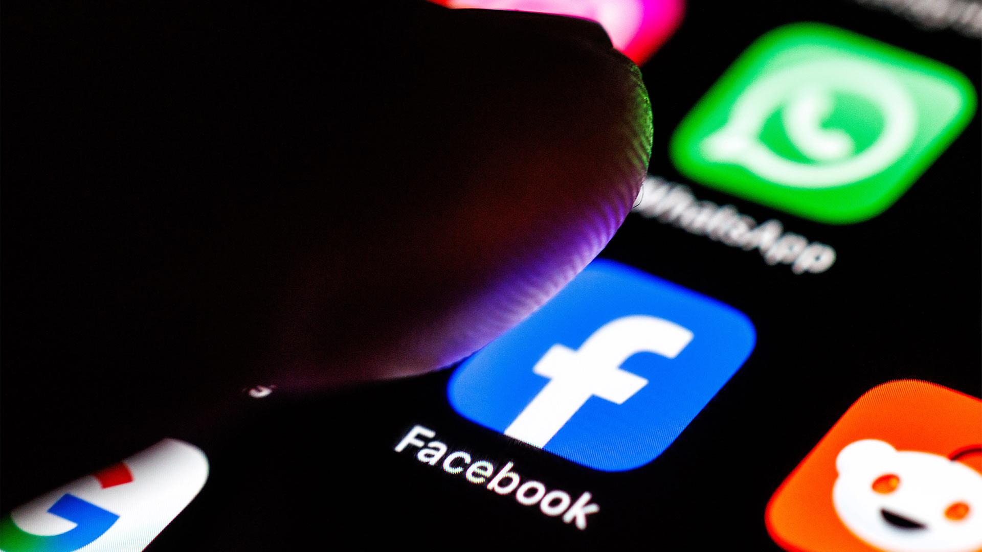 Die facebook-App ist auf dem Display eines Smartphones zu sehen. | picture alliance/dpa