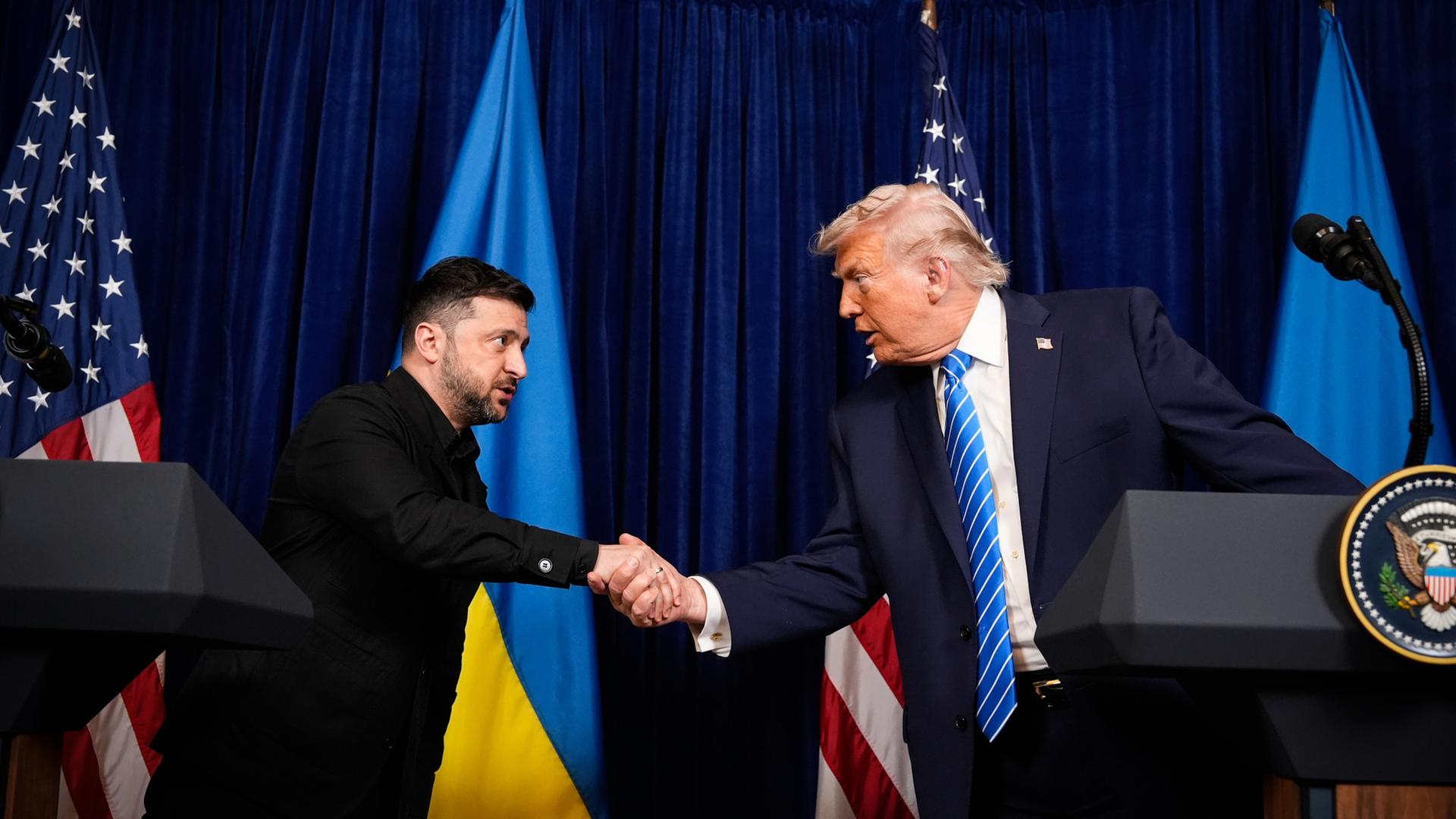 Wolodymyr Selenskyj und Donald Trump geben sich die Hand | dpa