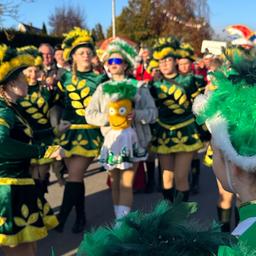 Gardemädchen in grünem Outfit von hinten 