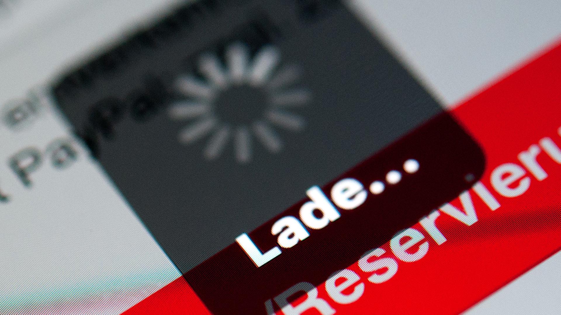 Ein Ladezeichen ist auf dem Display eines Handy in der Navigator-App der Deutschen Bahn zu sehen. | picture alliance / Sebastian Gol