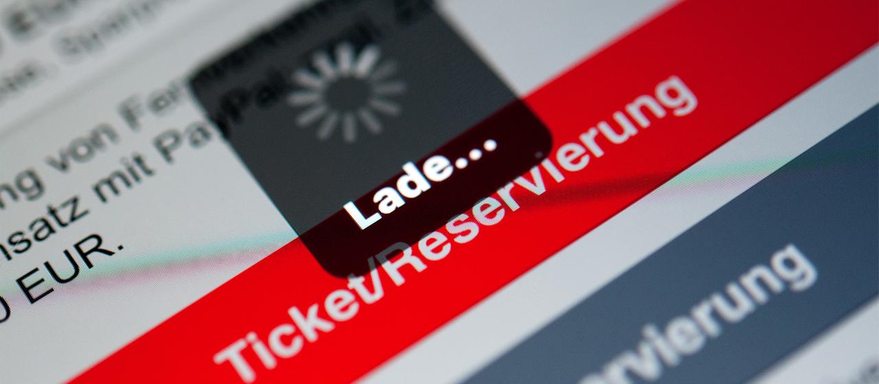 Ein Ladezeichen ist auf dem Display eines Handy in der Navigator-App der Deutschen Bahn zu sehen.