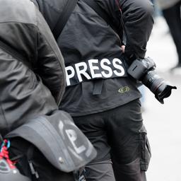 Ein Fotoreporter trägt einen Aufnäher mit der Aufschrift "Press" bei einer Demonstration in Hamburg.