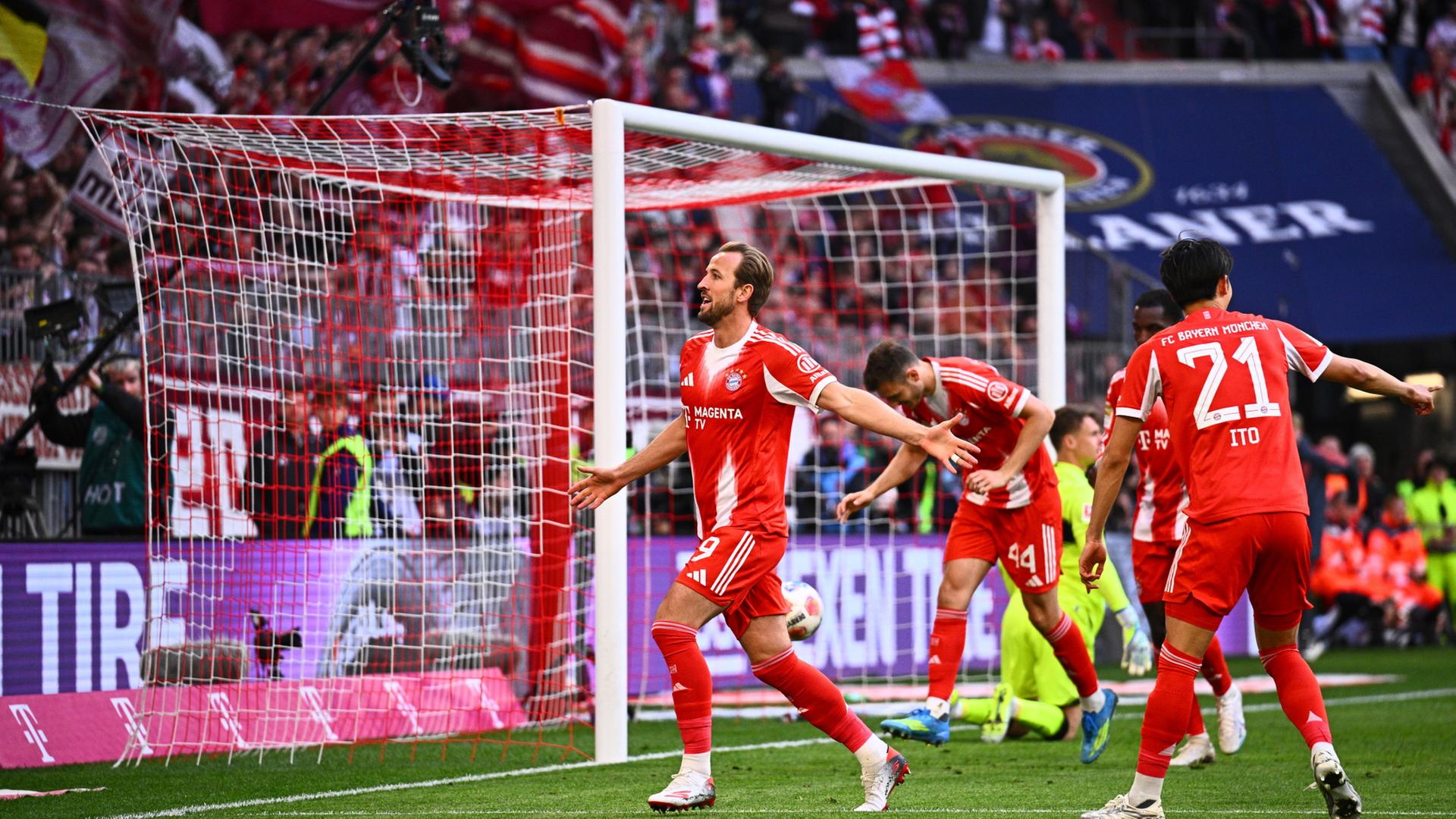 Harry Kane (l, Bayern München) jubelt nach seinem Tor zum 4:1 | Tom Weller/dpa