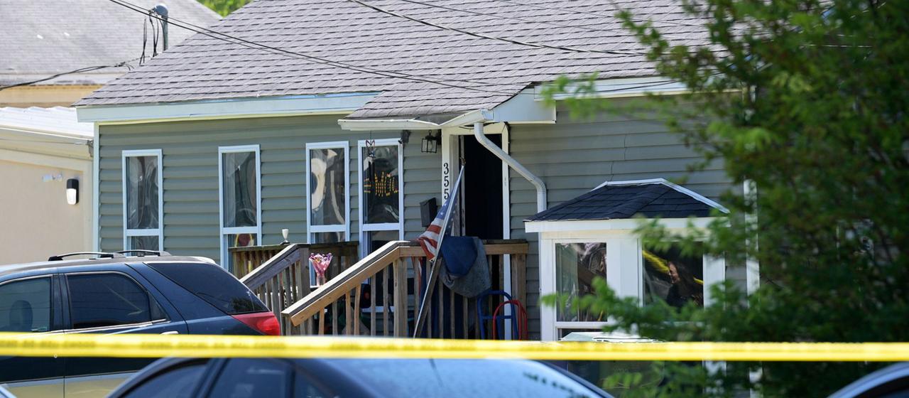 Eine Polizeiabsperrung ist vor einem Wohnhaus in Shreveport, Louisiana, zu sehen