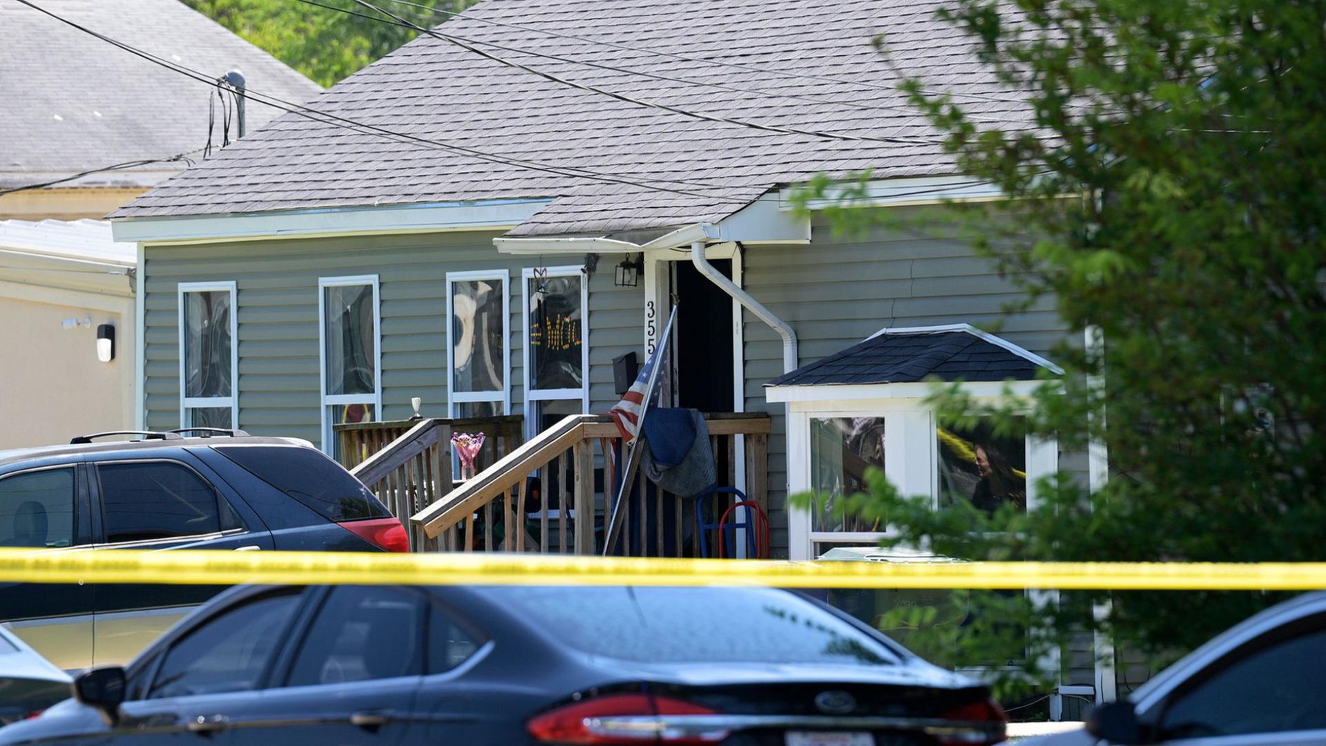 Eine Polizeiabsperrung ist vor einem Wohnhaus in Shreveport, Louisiana, zu sehen | AP