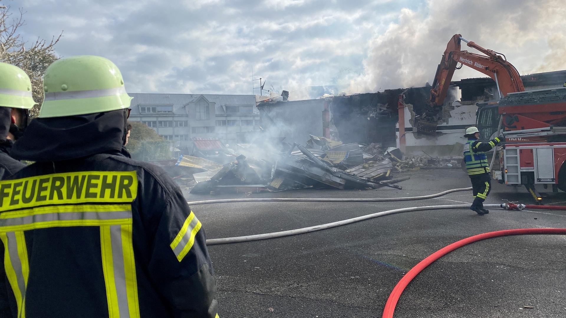 Rauchende TrÃ¼mmer liegen nach einem Brand vor einer GroÃraumdisko in Kehl (Ortenaukreis). | SWR, Jasmin Weis, SWR