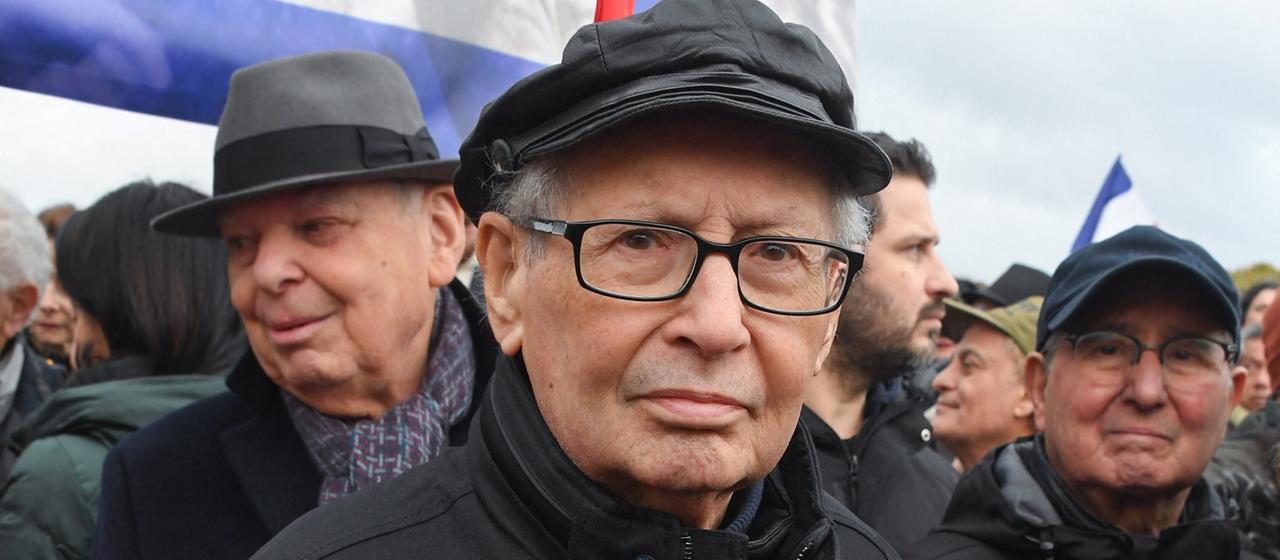 Serge Klarsfeld auf einer Demonstration gegen Antisemitismus in Paris (Aufnahme: 12.11.2023)