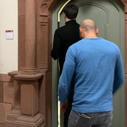 Ein Angeklagter betritt einen Hamburger Gerichtssaal.