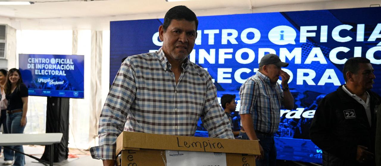 Ein Mann trägt eine Kiste mit Wahlzetteln zur Präsidentschaftswahl in Honduras.