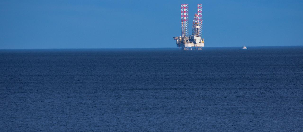 Eine Bohrplattform ist in der Ostsee vom Seebad Heringsdorf hinter der Seebrücke vor der Insel Usedom zu sehen. (Archivbild: 18.11.2024)