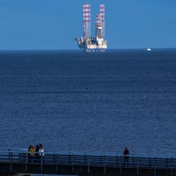 Eine Bohrplattform ist in der Ostsee vom Seebad Heringsdorf hinter der Seebrücke vor der Insel Usedom zu sehen. (Archivbild: 18.11.2024)