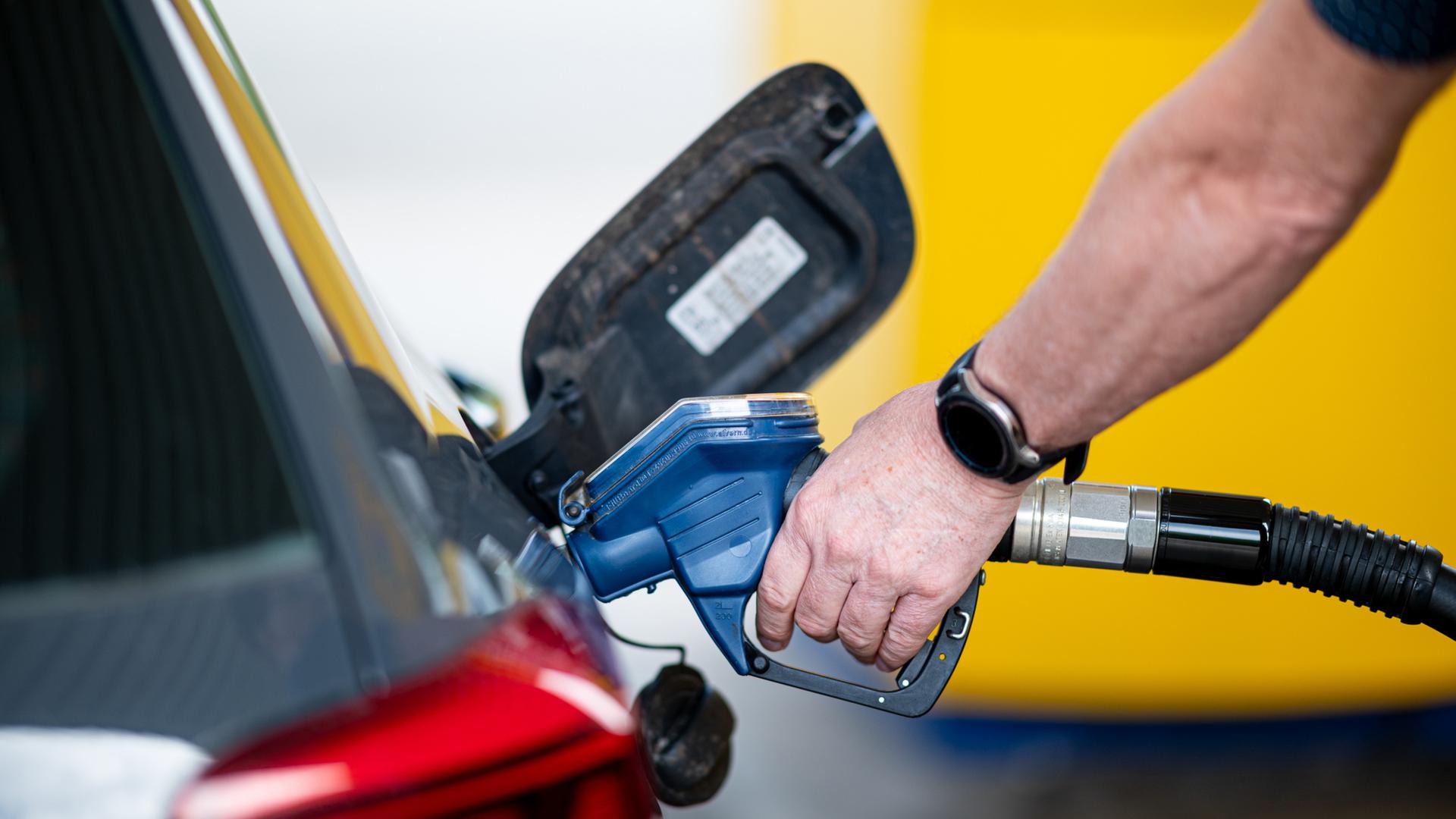 Ein Mann betankt an einer Tankstelle sein Auto | dpa