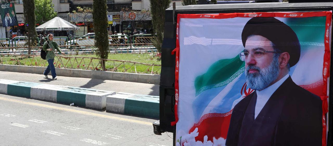 Ein Bild von Ayatollah Modschtaba Khamenei ist auf einer Straße in Teheran zu sehen