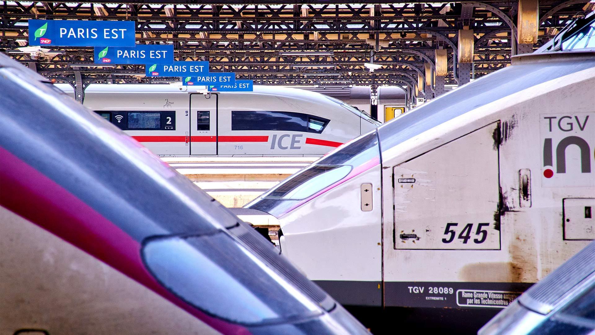 Ein ICE der Deutschen Bahn am Gleis im Bahnhof Paris Est, im Vordergrund zwei französische TGV-Züge | picture alliance / Peter Schatz