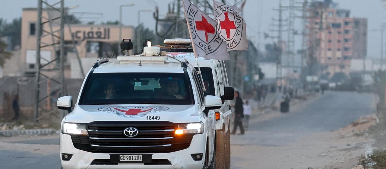 Ein Konvoi des Roten Kreuzes fährt an Trümmern vorbei | REUTERS Ein Konvoi des Roten Kreuzes fährt an Trümmern vorbei