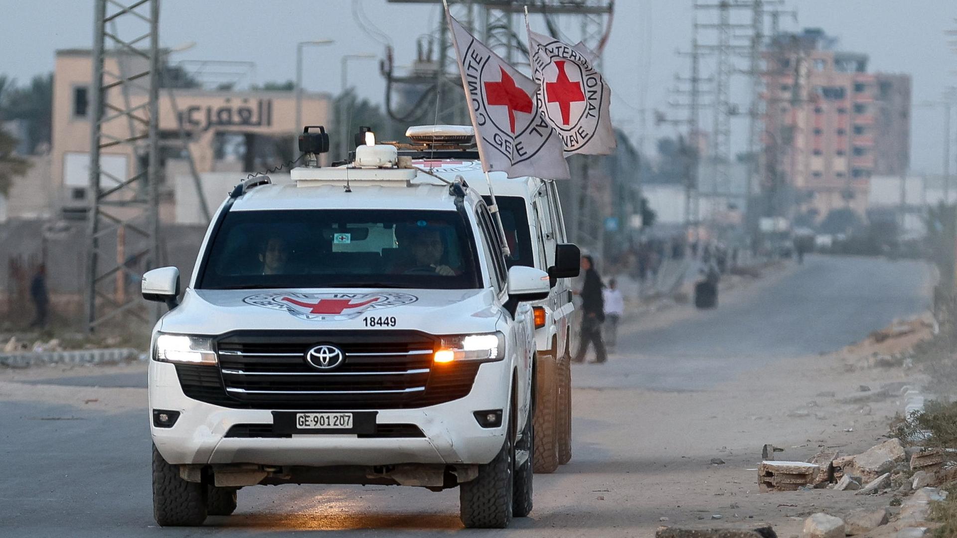 Ein Konvoi des Roten Kreuzes fährt an Trümmern vorbei | REUTERS