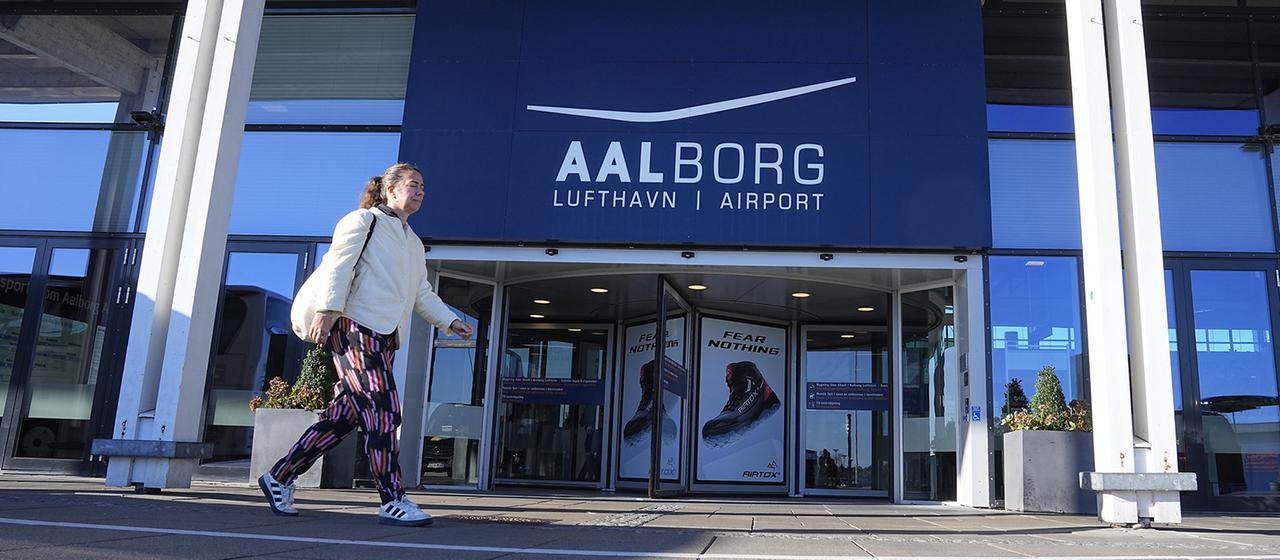 Blick auf den Eingang am Flughafen Aalborg.