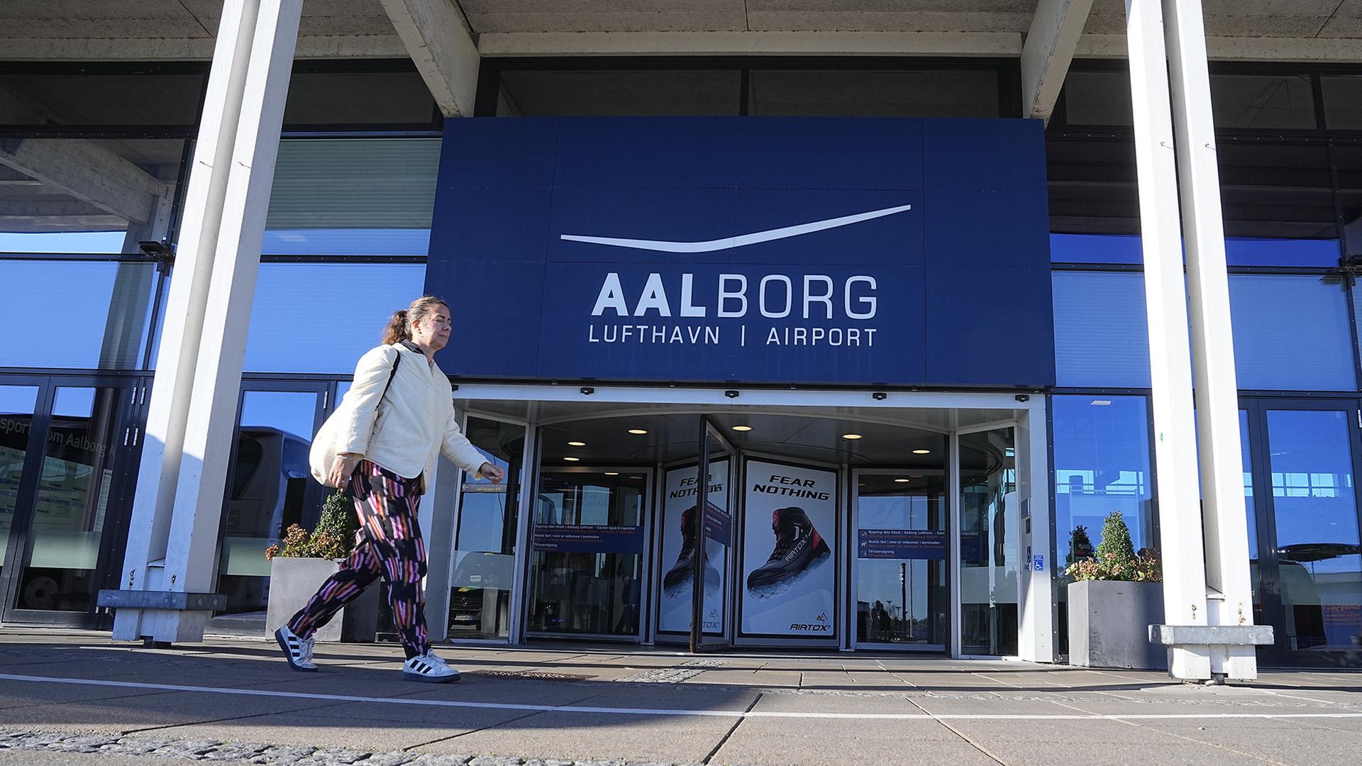 Blick auf den Eingang am Flughafen Aalborg. | EPA