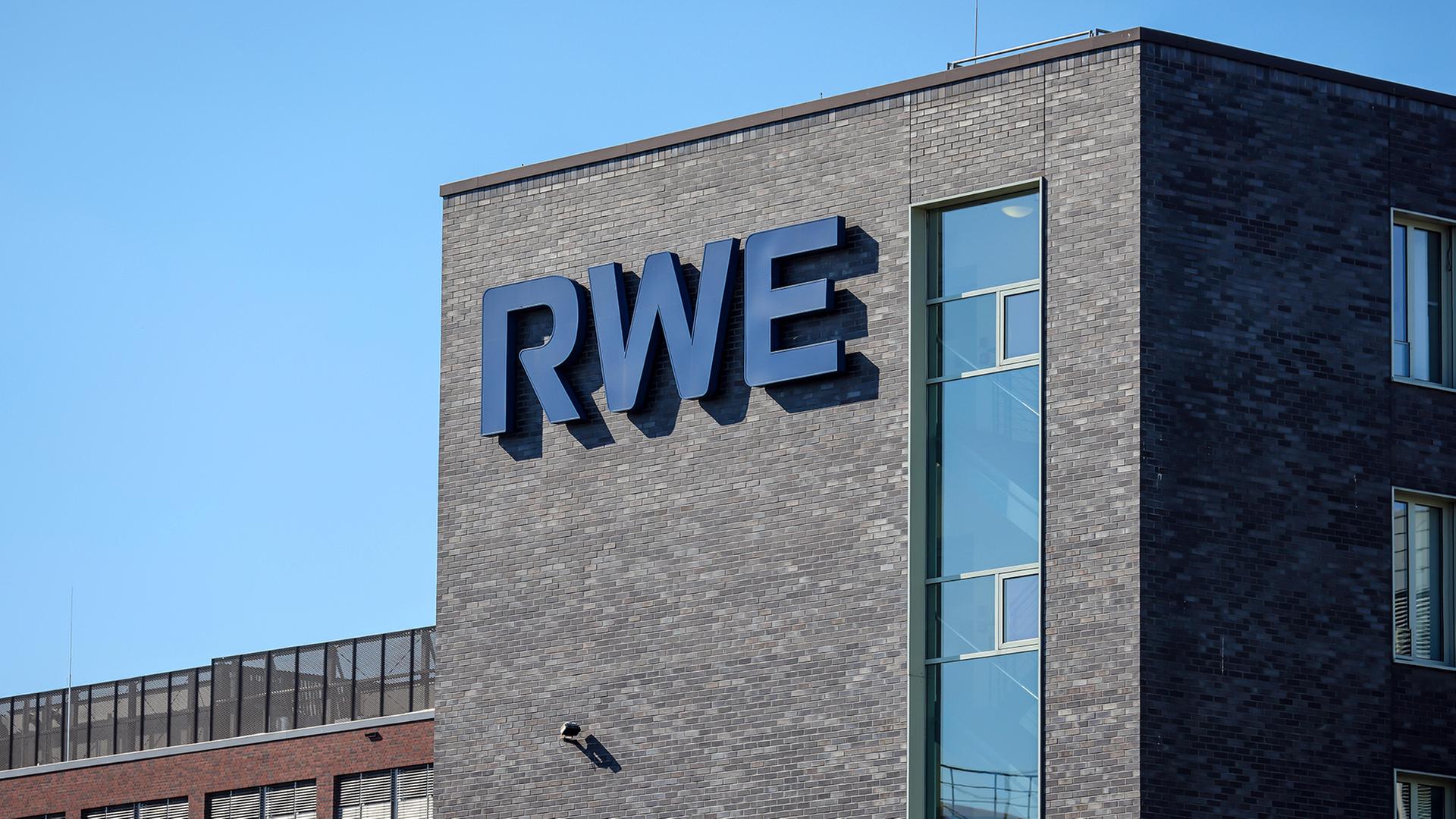 Für Windkraft-Stopp: Trump-Regierung zahlt RWE 1,2 Milliarden Dollar RWE-Logo an der Hauptverwaltung in Essen | picture alliance / Rupert Oberh