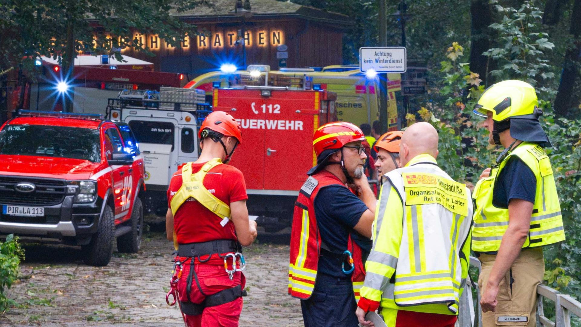 Rettungskräfte an der Felsenbühne Rathen | Jonas Schubert/xcitepress/dpa