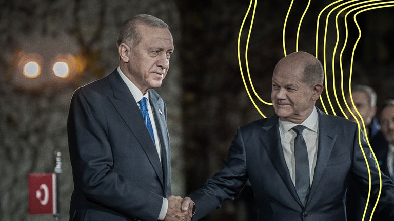 Bundeskanzler Olaf Scholz (SPD, r) empfängt Recep Tayyip Erdogan, Präsident der Türkei, mit einem Handschlag zu einem Gespräch und Abendessen im Bundeskanzleramt.