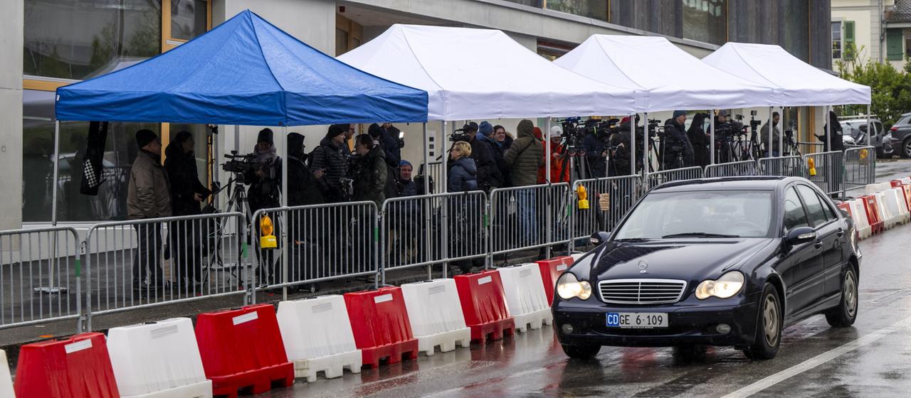 Journalisten warten vor einem Hotel in Genf